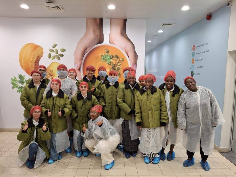 VISITA DE ESTUDO AO PINGO DOCE AVEIRO, COM TEMPO PARA APOIO AO BANCO ALIMENTAR