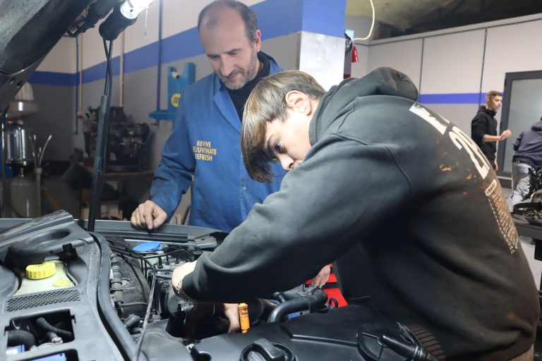 Manhã de aulas práticas na oficina de Mecatrónica Automóvel