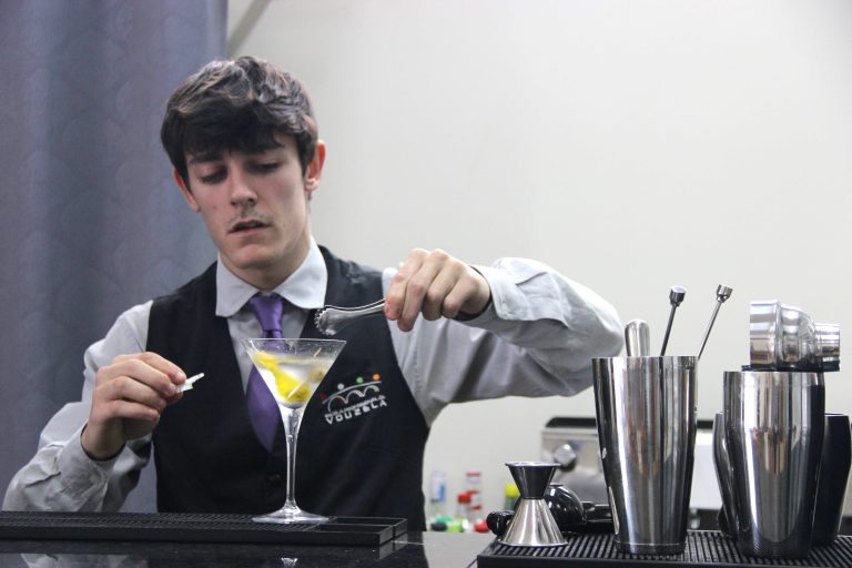 AULA PRÁTICA DE RESTAURANTE/BAR DEDICADA À PREPARAÇÃO DE COCKTAILS